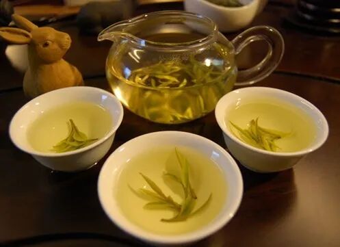 喝茶是先放水还是先投茶？