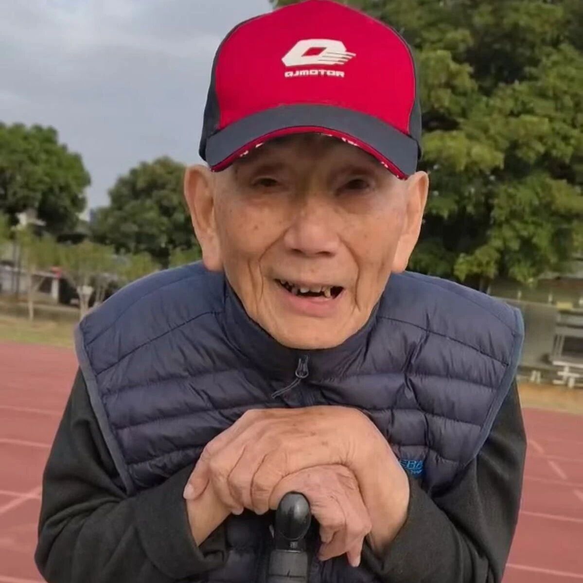 任贤齐拍摄九旬父亲给武汉乡亲拜年:马年行大运,全家健康幸福