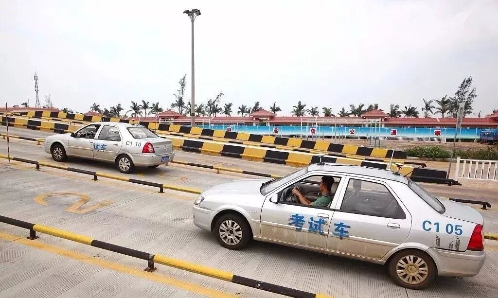 此次省公安厅的细则明确规定:到科目二考场熟悉场地如何收费?