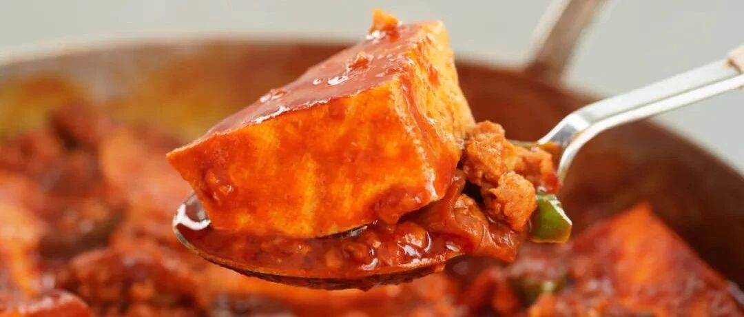 今晚别加班了，回家做锅简单又幸福的辣酱豆腐锅吧。