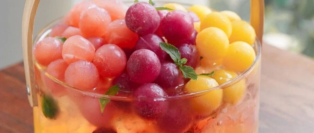 进来，给眼睛吃点冰舒服一下。