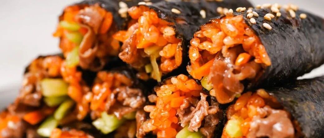 小得很，但有肉有菜有米饭，好吃得停不下来。