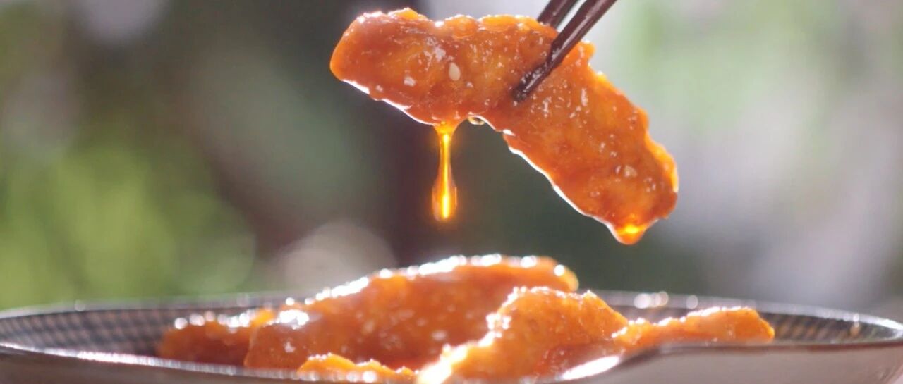 看，这道肉会发光。