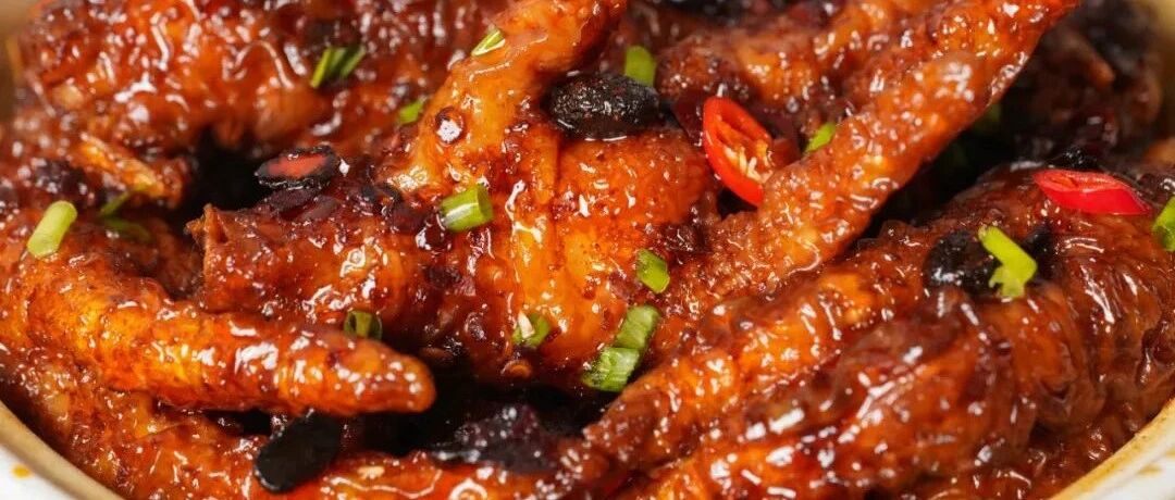 从广帮菜老师傅那偷师来的虎皮鸡爪做法，一抿就脱骨，太好吃了。