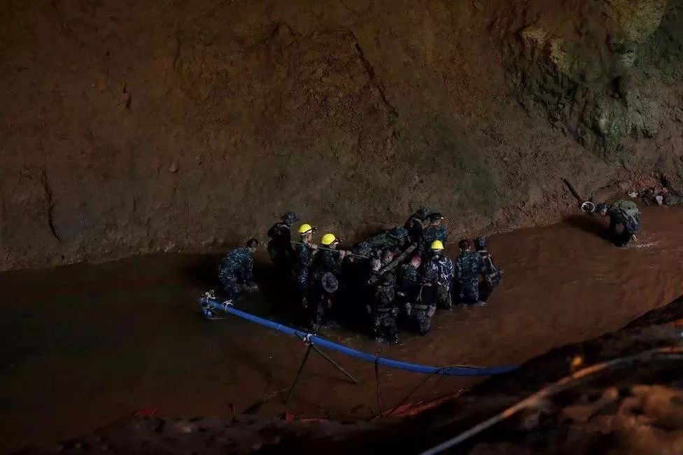 和死神賽跑：泰國12名少年被困18天，這場跨國洞穴救援牽動全球！ 動漫 第14張