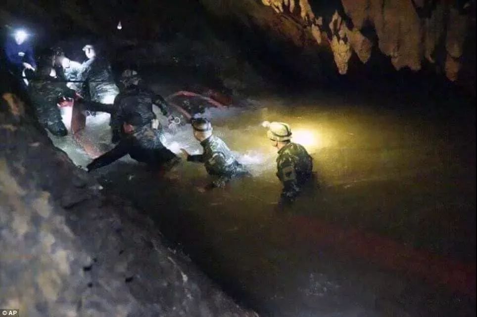 和死神賽跑：泰國12名少年被困18天，這場跨國洞穴救援牽動全球！ 動漫 第13張