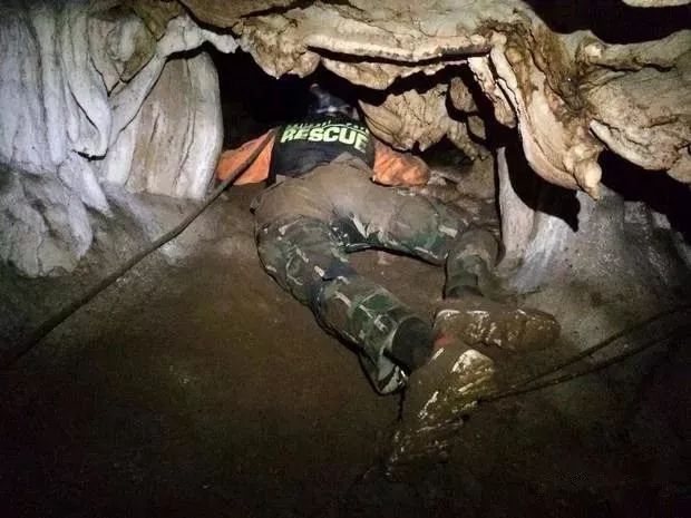 和死神賽跑：泰國12名少年被困18天，這場跨國洞穴救援牽動全球！ 動漫 第11張