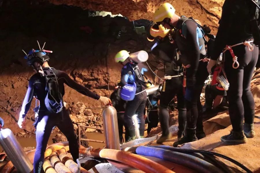 和死神賽跑：泰國12名少年被困18天，這場跨國洞穴救援牽動全球！ 動漫 第23張
