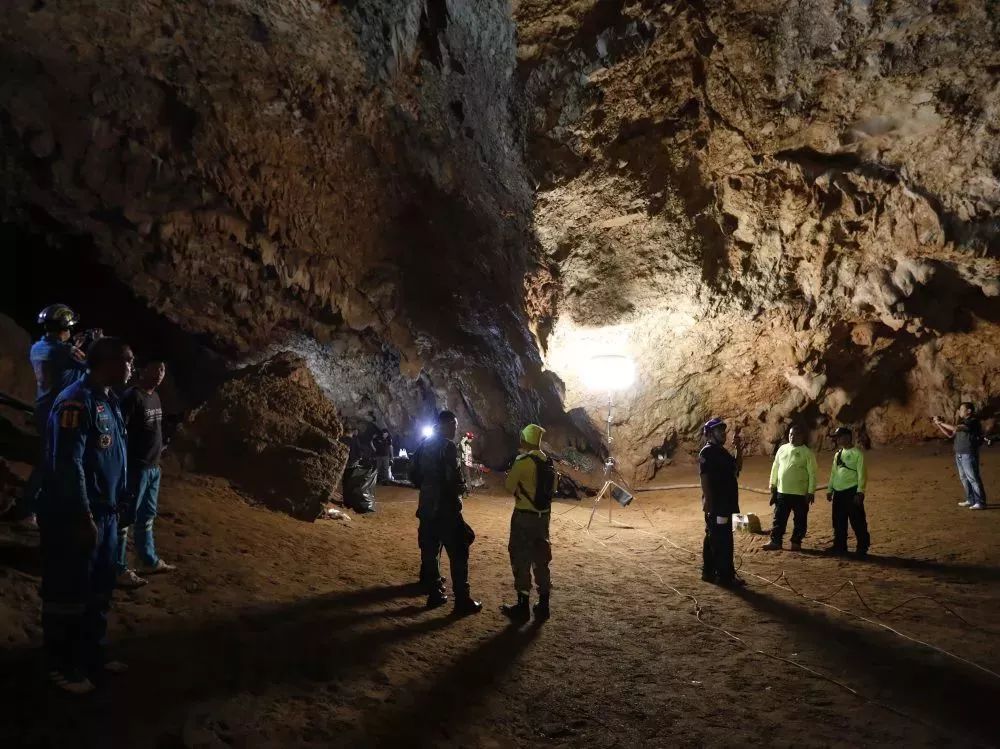 和死神賽跑：泰國12名少年被困18天，這場跨國洞穴救援牽動全球！ 動漫 第5張