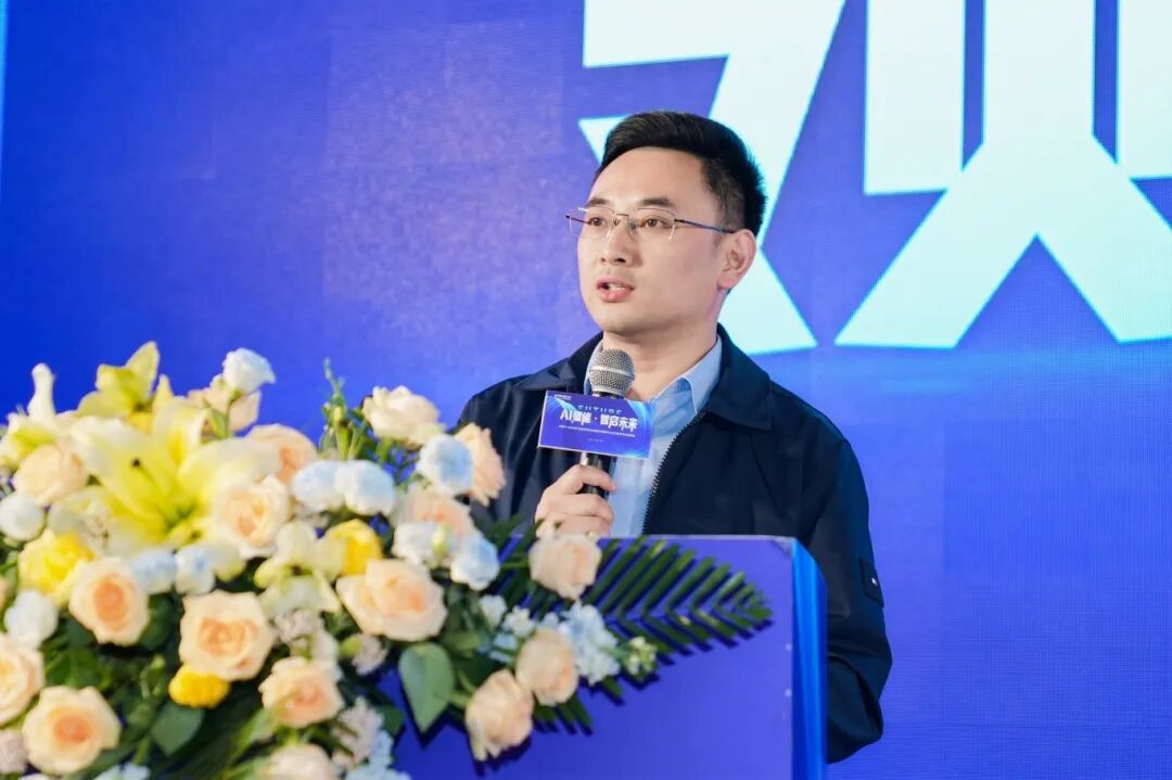 发布会上,安徽省电子商务协会会长姚晓辉,龙吟集团创始人完少波,科大