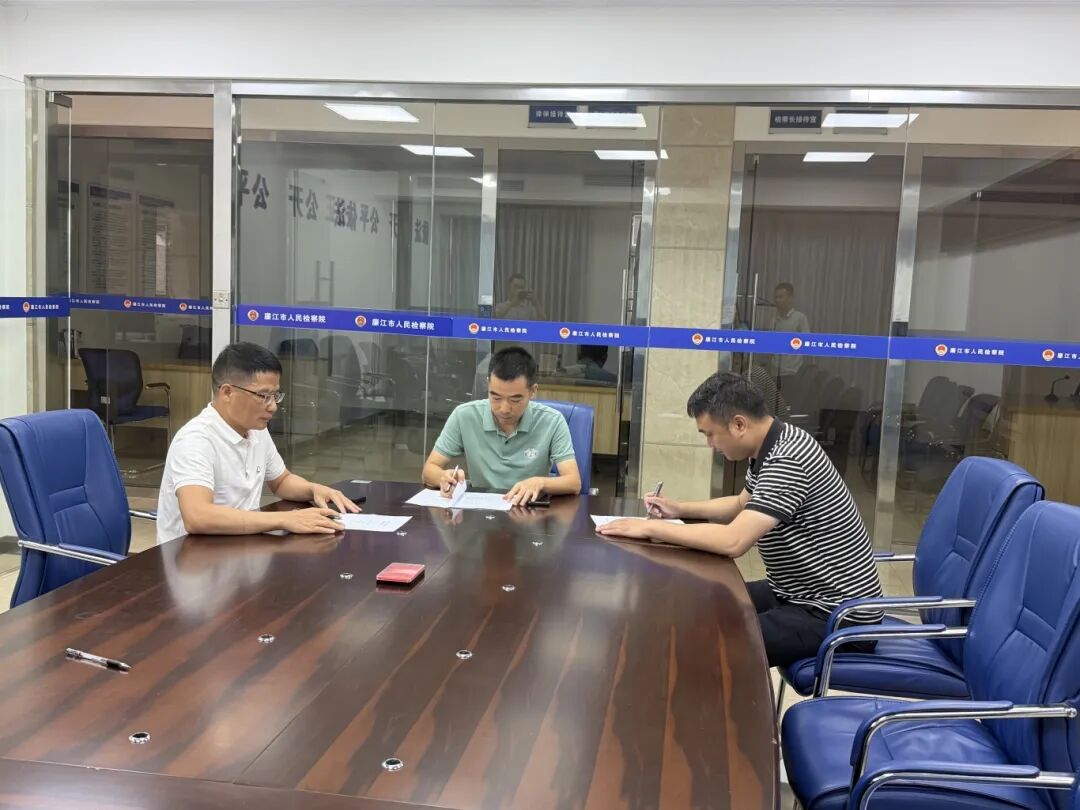 听证员认真评议