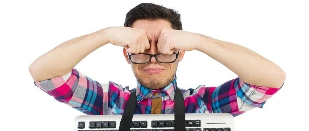 程序员连续加班在餐厅泪崩，谁不是每逢上线必通宵！