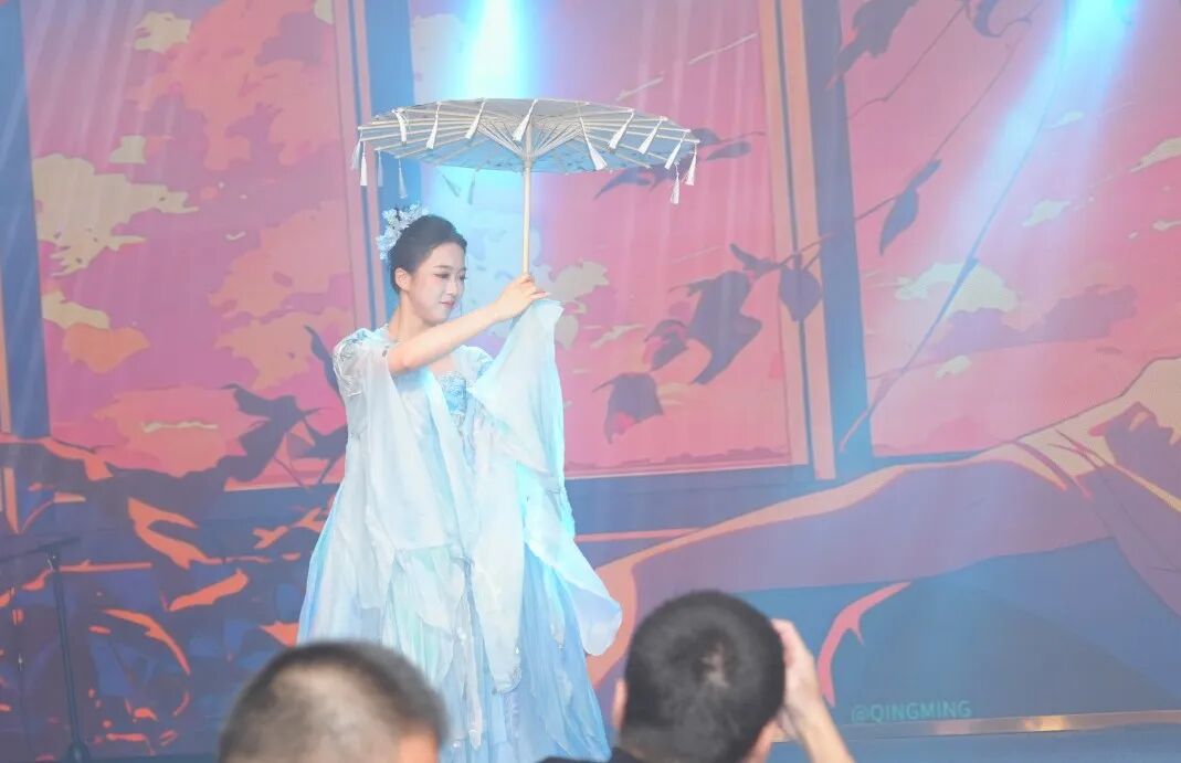 以欢笑融情，以共舞聚力 | 直击黄鹤之星独一无二的年终盛典