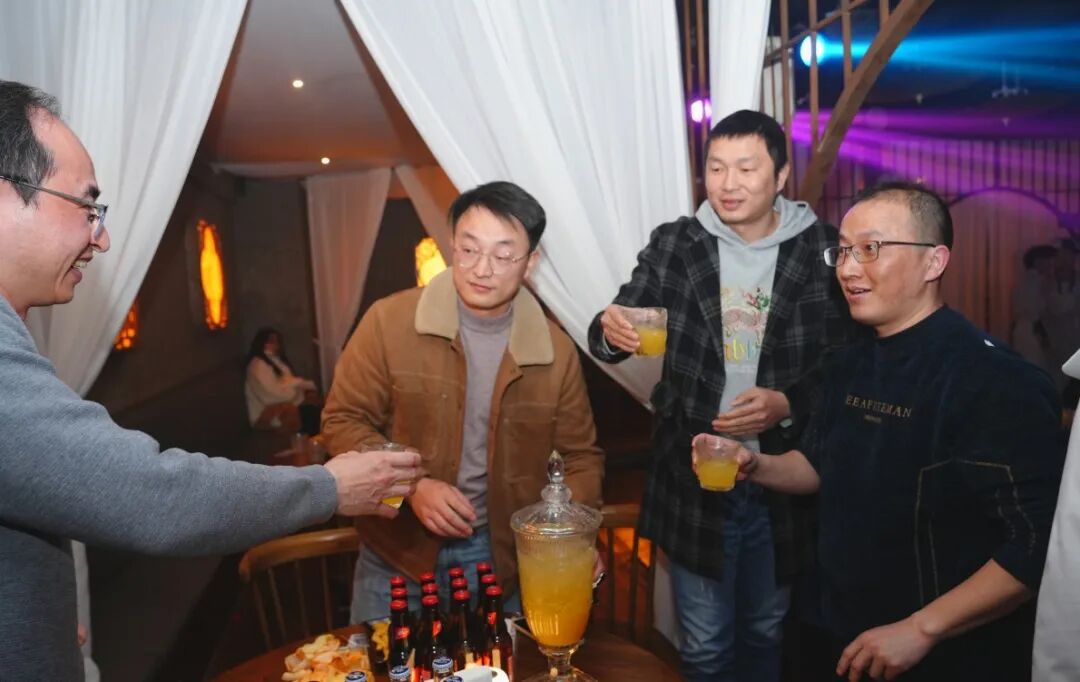 以欢笑融情，以共舞聚力 | 直击黄鹤之星独一无二的年终盛典