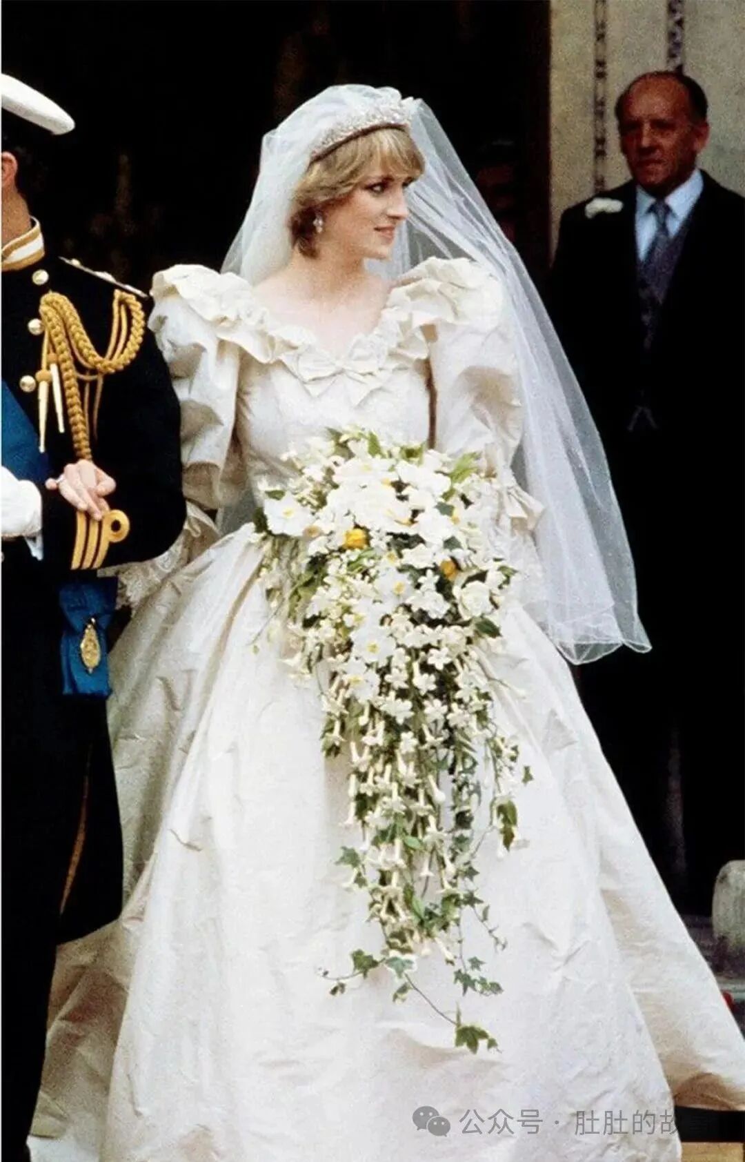 1981年，戴安娜穿中式马面裙订婚，腰部细节暗含婚姻中“不祥预兆”