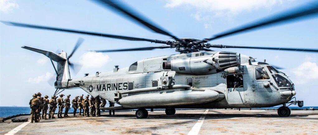 美军两艘万吨巨舰在南海演练直升机空降夺船，想要干什么？