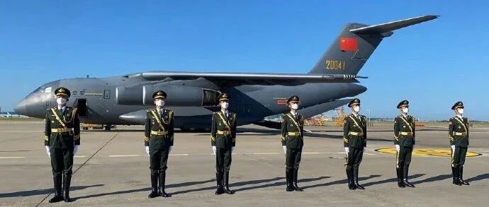 最高礼遇接英雄！编号01的运-20专机，两架歼-10B战机护航