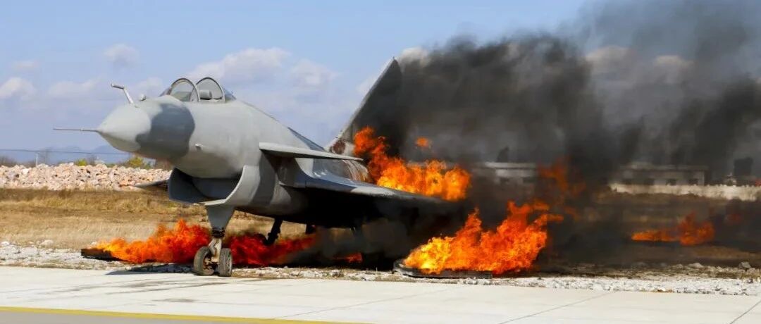 南部战区空军某旅组织特情处置研练，这架着火的歼-10C模型亮了！
