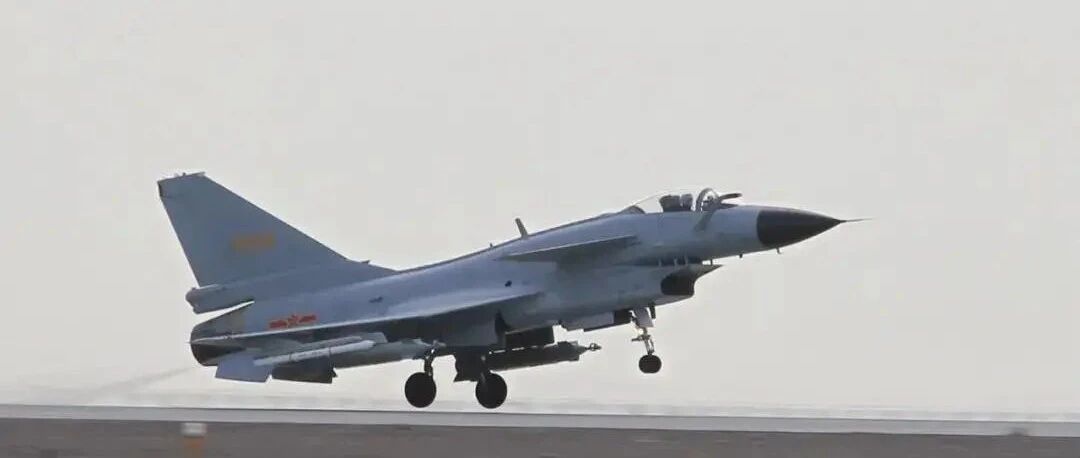 老款歼-10解锁新技能！由特种兵激光指引制导炸弹攻击