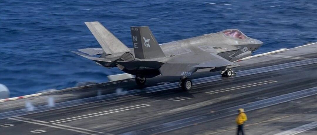 美军航母南海“秀肌肉闪了腰”！F-35C战机撞上自家航母后坠海