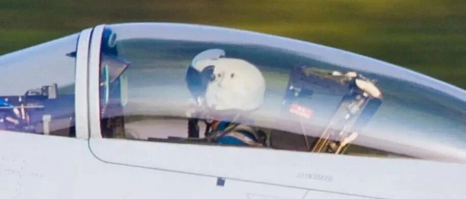 用眼神击落敌机！歼-10头盔显示器亮相，外形科幻大气