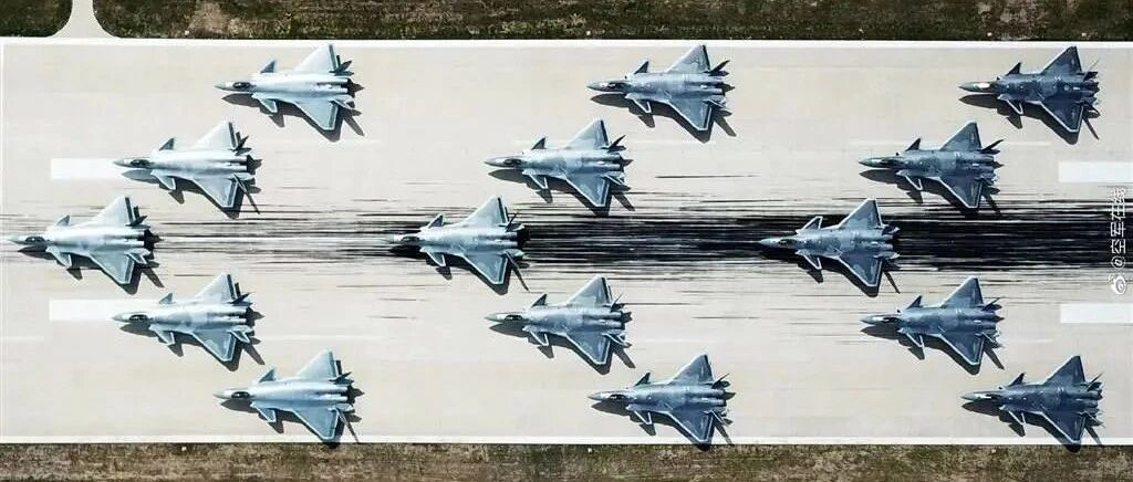 新版本歼-20公开亮相：机身发生明显变化，疑似换发