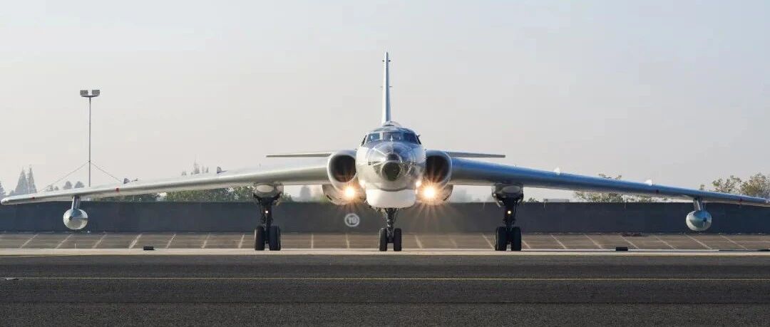 海航轰-6DU加油机罕见现身，和空军轰油-6大不同