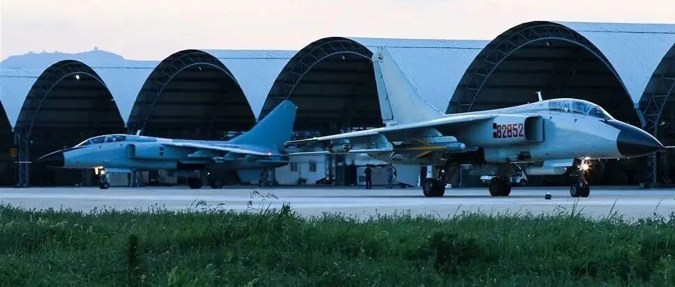 歼轰-7升级低可视涂装：机身编号隐蔽难辨，八一机徽红色依旧