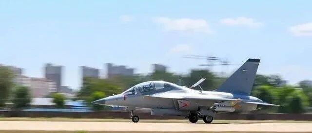 教-10换上比歼-20更先进的半框全息平显 是不是有点浪费？