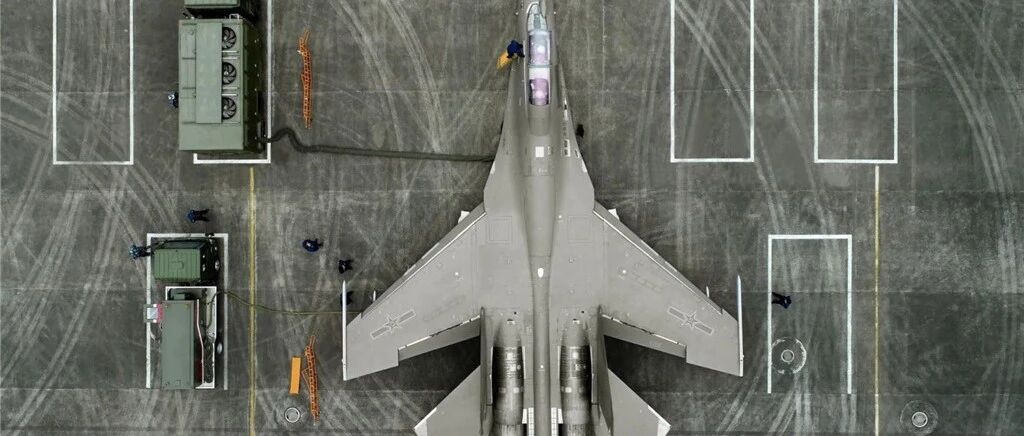 “炸弹卡车”威震长空 可低于建筑物翻飞自如