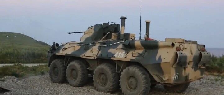 解放军开上BTR-82A装甲输送车，体验一把俄罗斯版“大八轮”