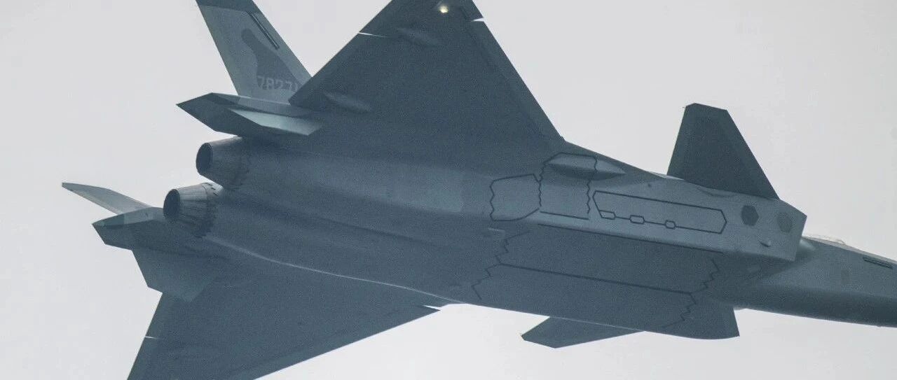 15架机编队首次公开亮相！歼-20通过天安门广场上空