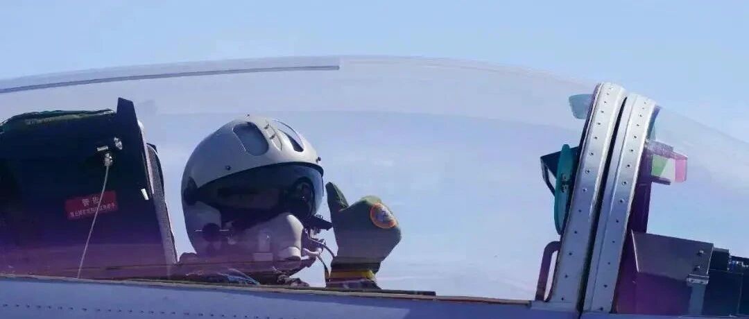 新型“熊猫盔”和歼-10首次合体：已“解锁”解放军所有现役战斗机