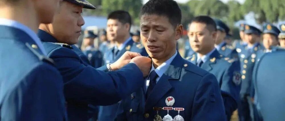 告别“兵王”！空军一级军士长朱拥军退休，能用耳朵听出机器故障
