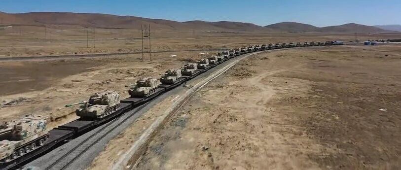 场面震撼！数百台装备冒雪长途机动，解放军“最强自行火炮”挺进高原