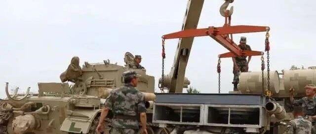 新疆军区15式坦克更换动力包 配套装甲抢修车亮相