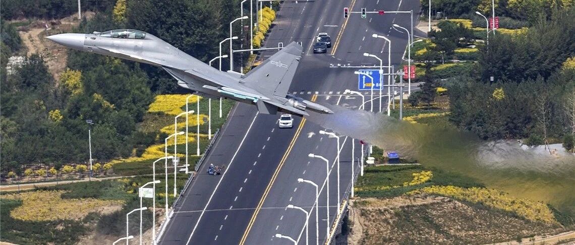 震撼！歼-16、歼-10C编队超低空飞过城市上空