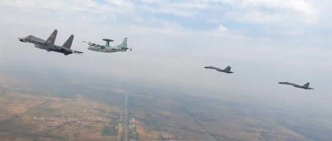 抗洪不损战力！解放军空警-500引导歼击机、轰炸机防区外精准打击水面舰艇