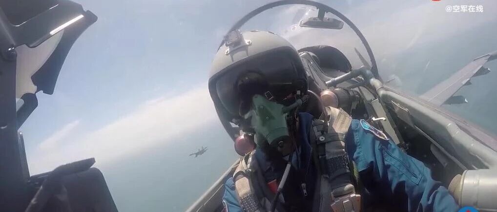 美军机频繁对我抵近侦察之际，解放军战机挂弹进行空中驱离演练