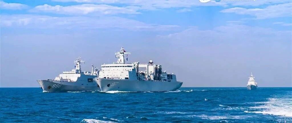 这次是两栖舰与综合补给舰！南海频繁军演或与此事有关