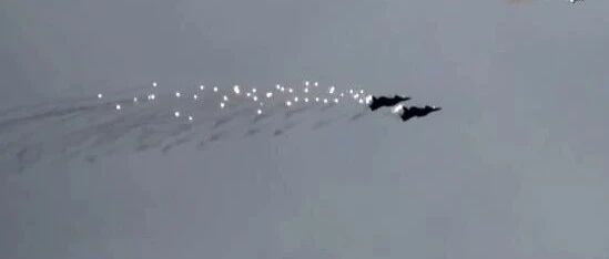 歼-20多机编队实战演训画面曝光，还首次出现双机编队抛洒干扰弹