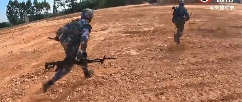 解放军新型超轻重机枪曝光，海军陆战队员单手拎着登陆夺控冲锋！