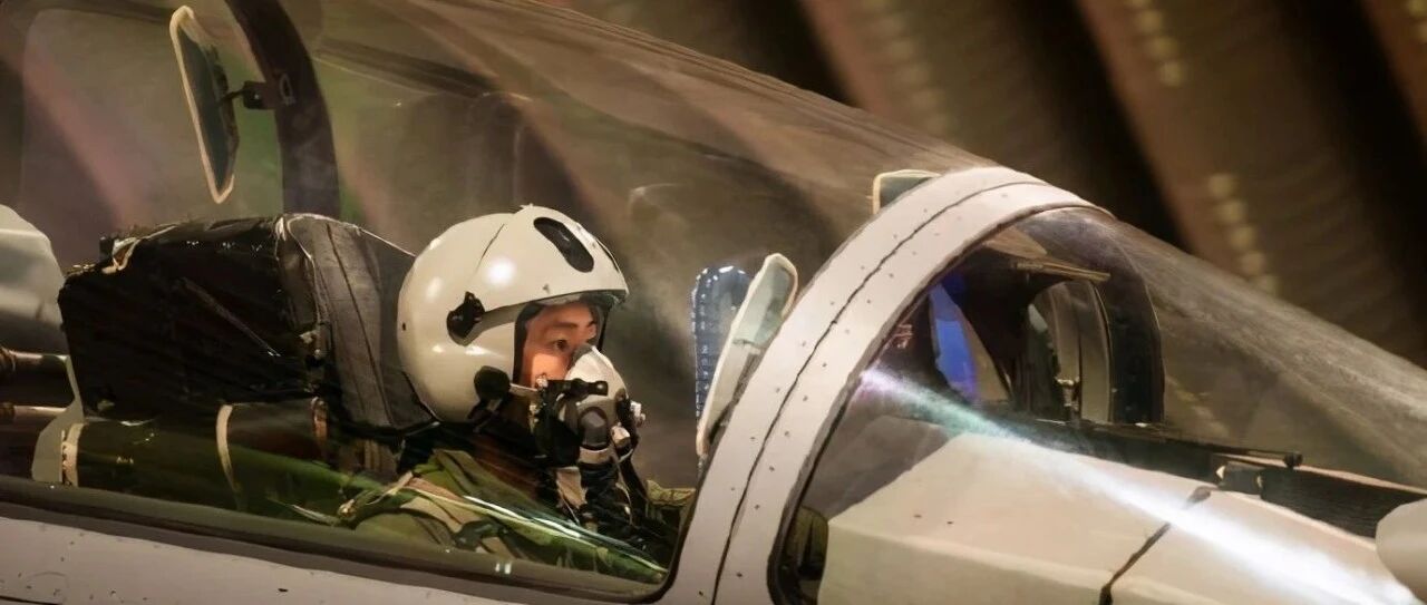 歼-16摒弃俄系风格 飞行员换装了更轻、更强的“熊猫盔”