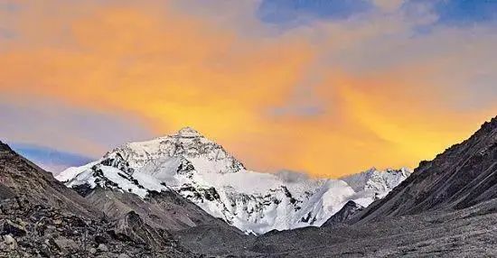 气势磅礴,蜿蜒千里的喜马拉雅山脉,在荒芜和寂静中翻越海拔5200米的加