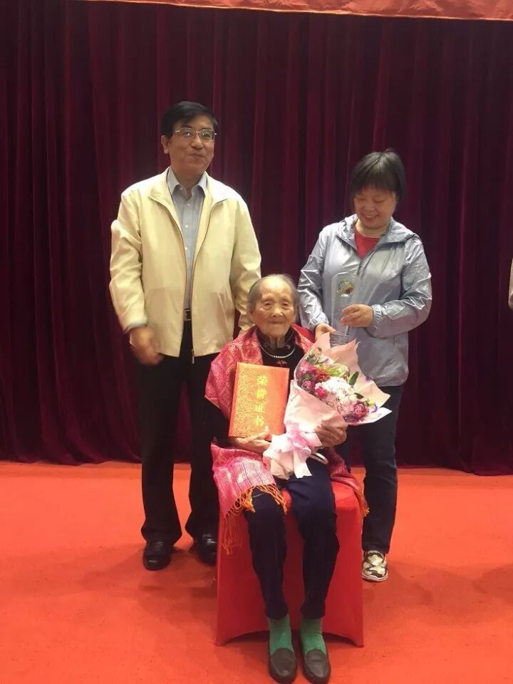 (到现场领证的百岁寿星)