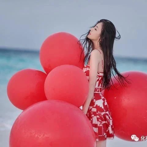 佟丽娅晒海边新春美照,穿一条红色印花吊带裙,气质又减龄!