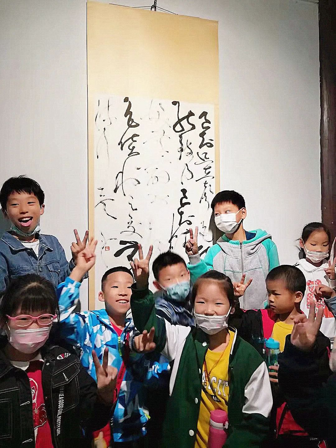学员们鉴赏书法展4.jpg 图片