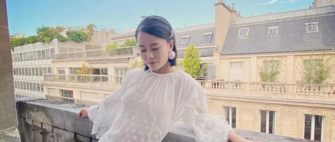 辞去事业编的教师工作，她在海宁开了家时装店，飞米兰、巴黎、香港订货