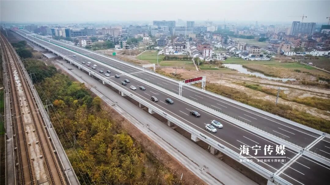 宽阔的沥青高速公路像一条美丽的黑丝带,从海宁西延伸至杭州东
