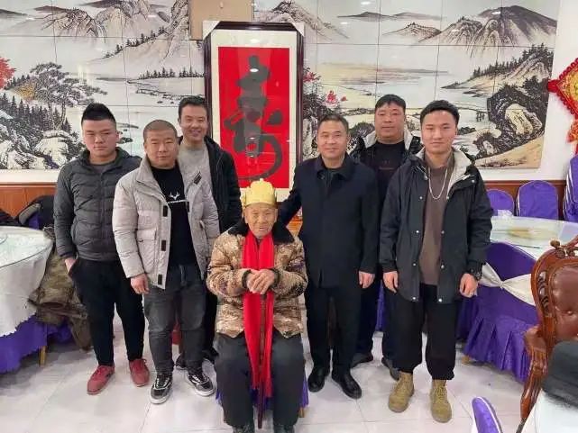 90岁老人生日仪式感看呆90后